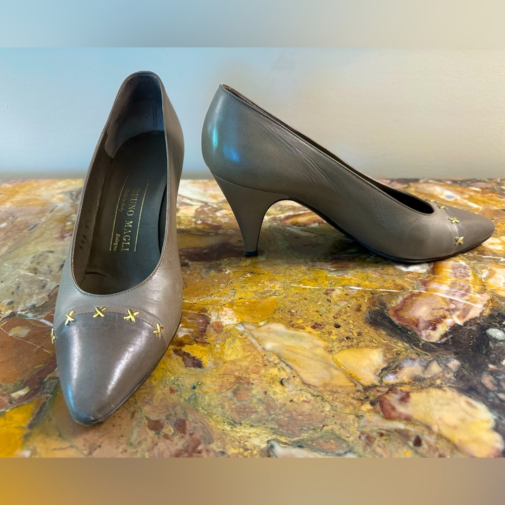 Bruno Magli Heels Pumps Taupe With Gold Stars Size 8.5 Made In Italy
